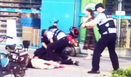 新闻爆料袭警视频,惊现袭警现场！视频曝光警员遭遇暴力冲击