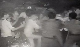 新闻爆料袭警视频,惊现袭警现场！视频曝光警员遭遇暴力冲击